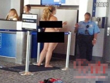 女子机场喝醉打滚