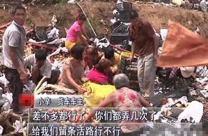 货车倾翻遭哄抢
