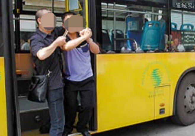 劫持公交撞警车