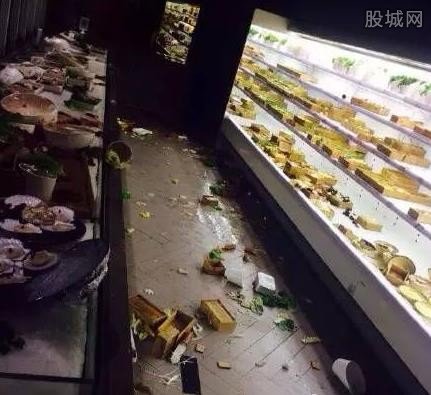 店员热汤浇女顾客
