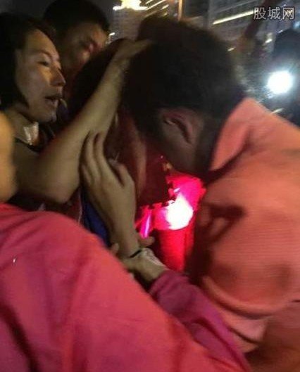 带小三看球被认出
