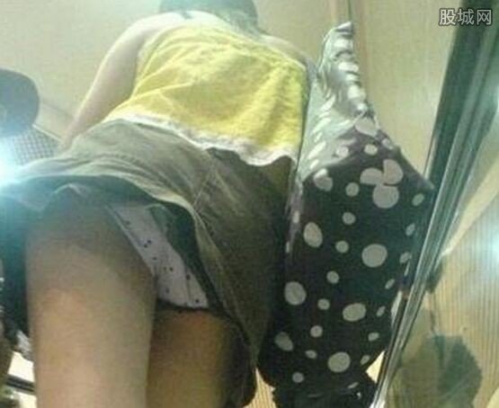 男子公车偷拍女子裙底