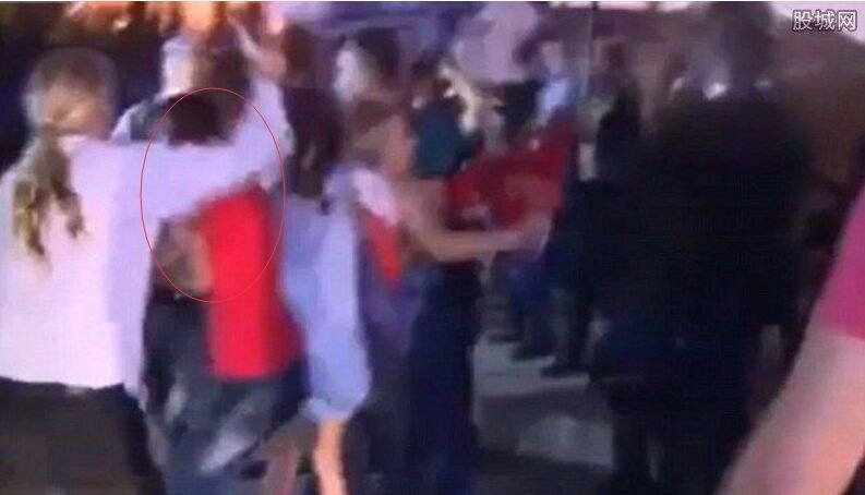 女记者直播遭暴徒撕衣