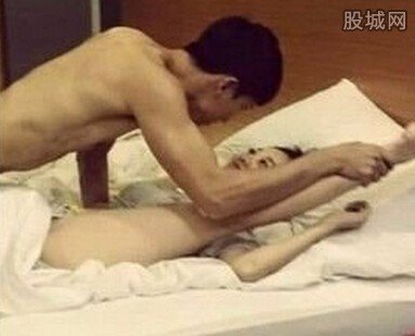 台女星被裸男强压在床