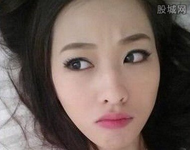 台女星被裸男强压在床