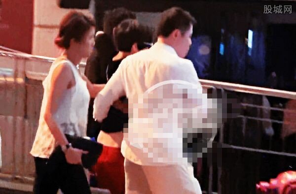 佘诗曼醉倒街头被男友人又搂又摸