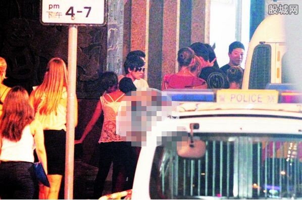 佘诗曼醉倒街头被男友人又搂又摸