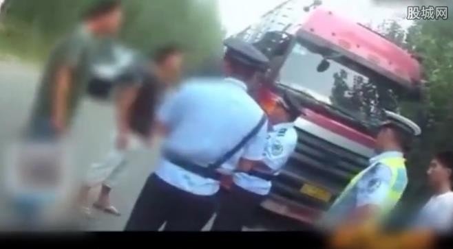 国防生父亲骂交警