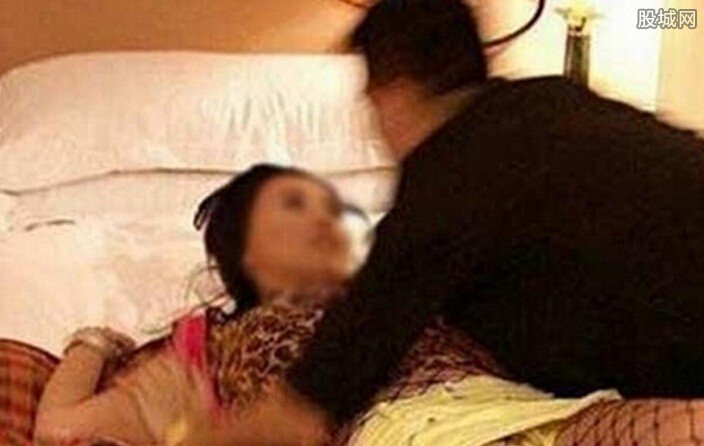 女子约饭多男子遭劫财