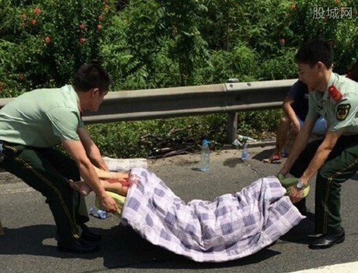 货车撞大客致5死