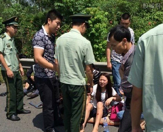 货车撞大客致5死