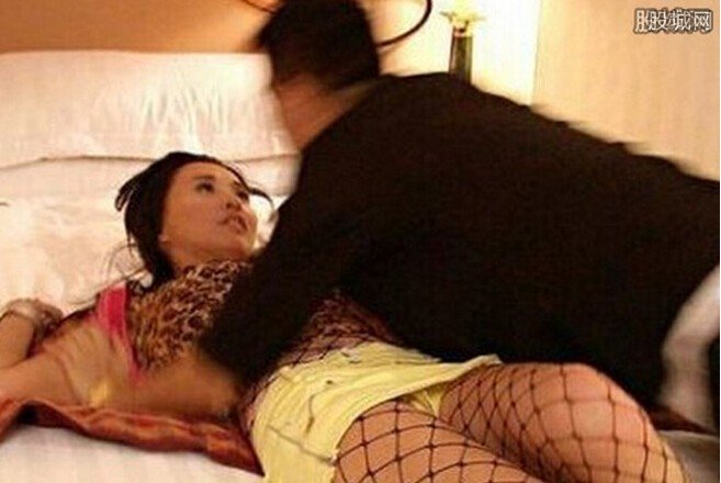 女儿主动献身母亲男友