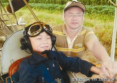 裸跑弟何宜德父母是谁及干什么的?揭何宜德父亲个人资料及为什么裸跑原因