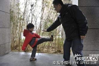裸跑弟何宜德父母是谁及干什么的?揭何宜德父亲个人资料及为什么裸跑原因