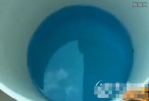 村庄自来水变蓝色