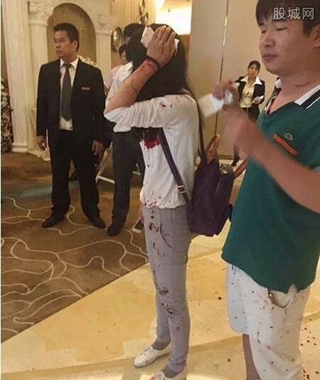 广东东莞五星酒店内美女遭疯狂虐打