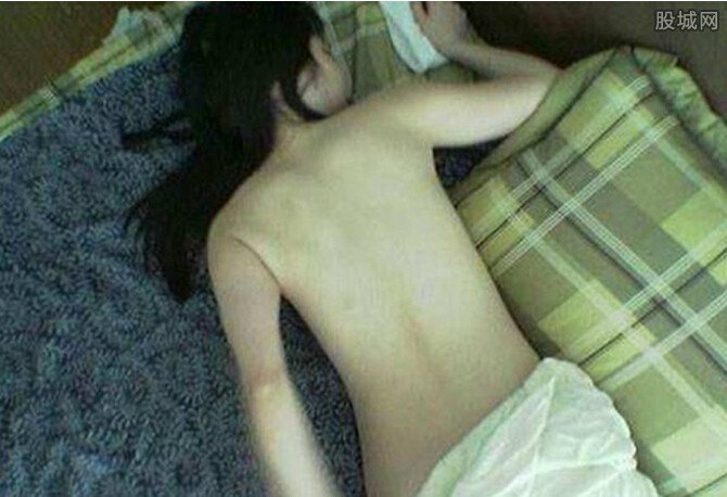 女子开门裸睡