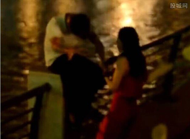 女子劝不动醉酒男