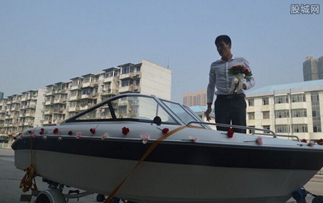 驾快艇上街求婚