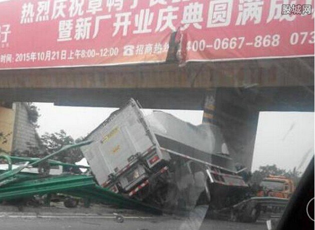 湖南运钞车坠桥