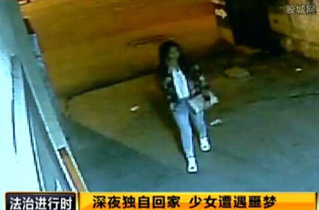妙龄女被2男塞进豪车