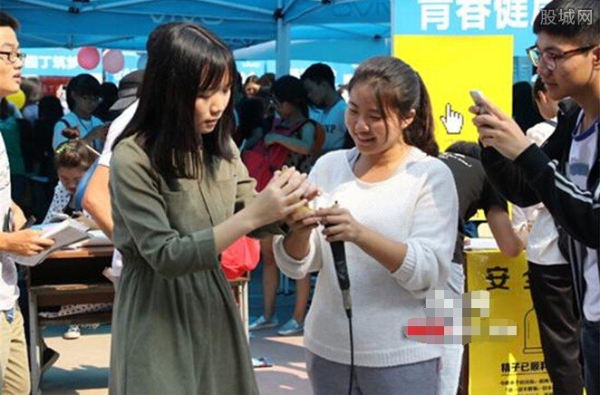 女生示范香蕉戴避孕套