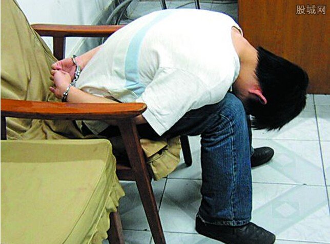 学生抢劫养活自己
