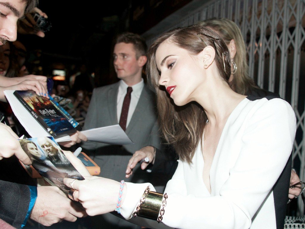 fans˿ǩʱİɭ(Emma Watson)˧ը ǩϰԲͷ