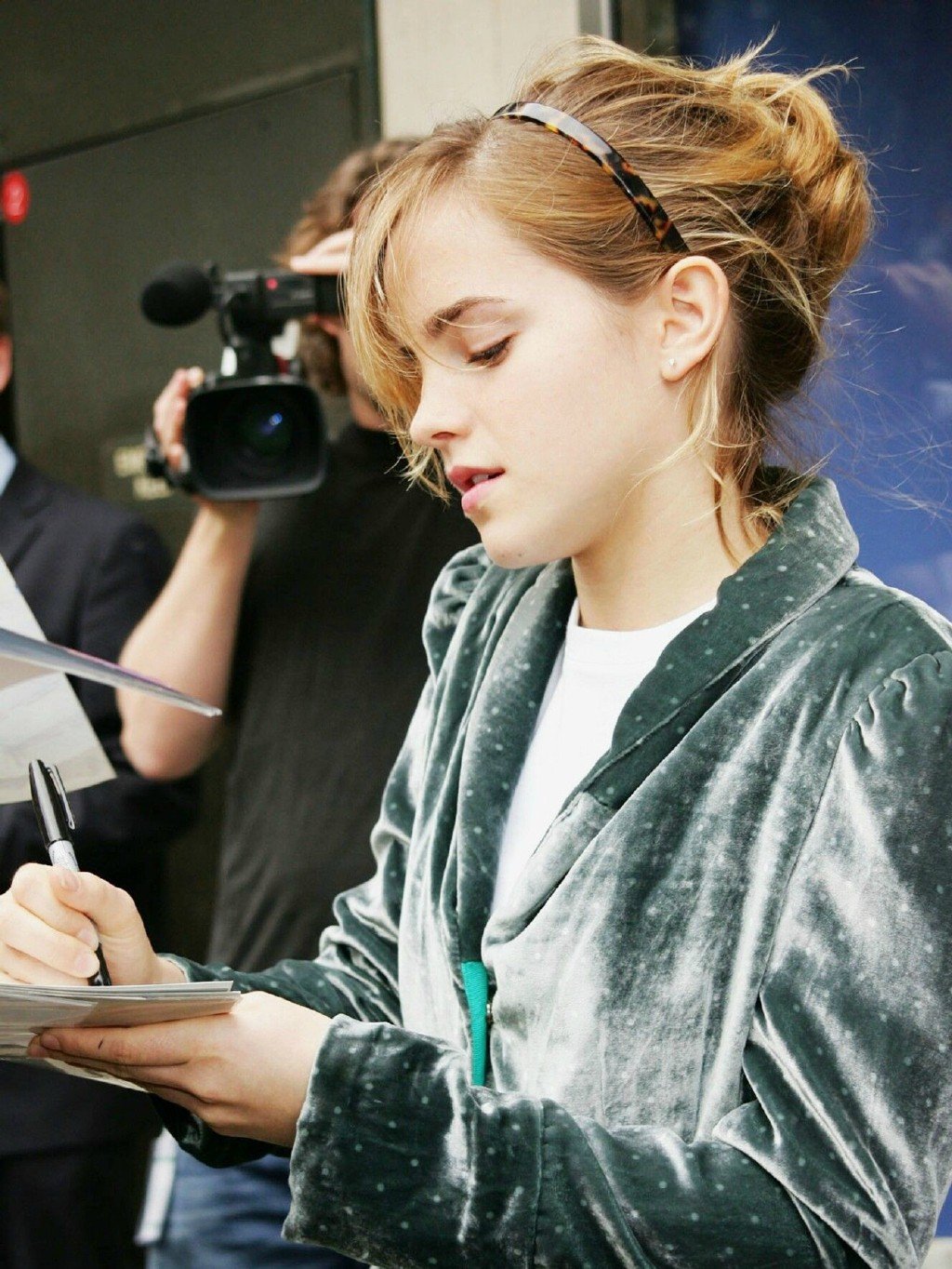 fans˿ǩʱİɭ(Emma Watson)˧ը ǩϰԲͷ