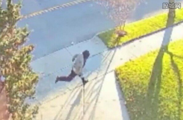 16岁女生在美国被男子抱住乱摸割脸