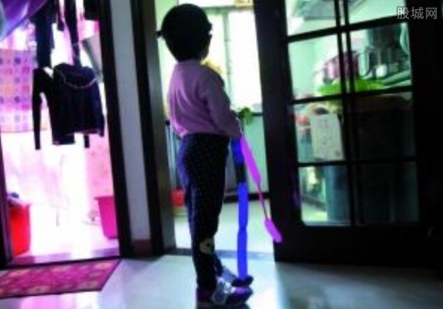 女童称老师让男生拿毛刷刷其下体