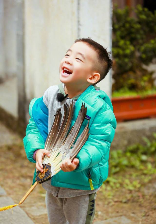 应采儿分享Jasper新发型视频,吐槽陈小春,爸爸的思维,妈妈不懂
