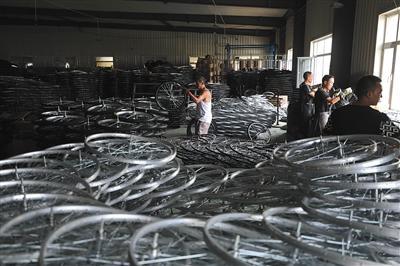 风口后的单车小镇:商铺大量关闭 马路边堆满单车