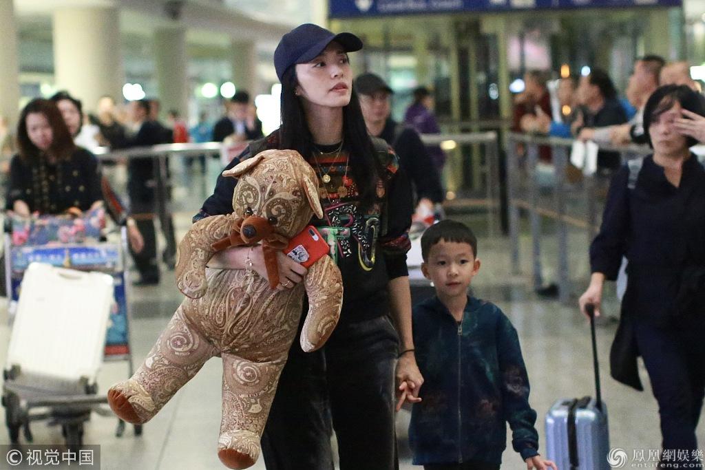姚晨全家时装周看秀归来 小土豆兴奋大张双臂放飞