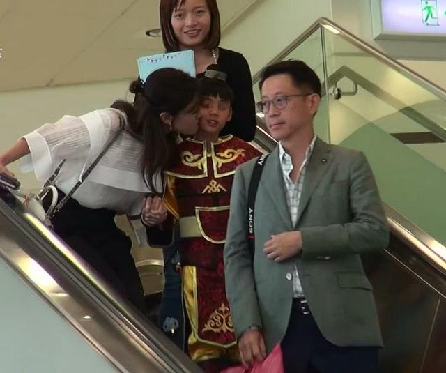 李嘉欣到富豪饭堂过节 一家三口手牵手太有爱