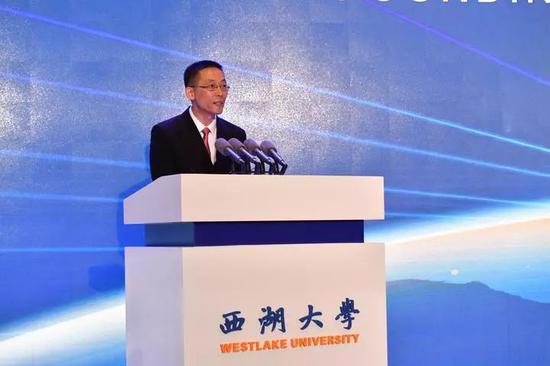 在西湖大学成立大会上,校长施一公发表致辞。记者 梁臻 摄