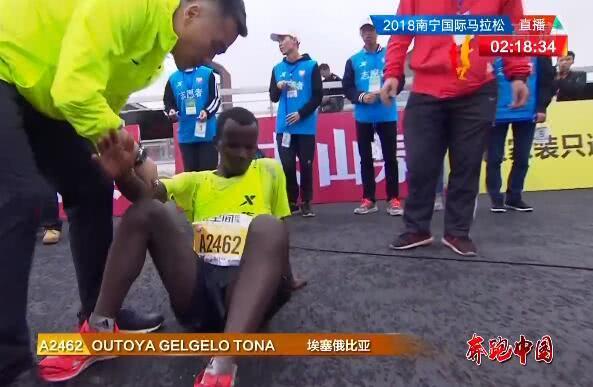 南马官方回应拽停选手:不是为合影 险摔倒要保护他