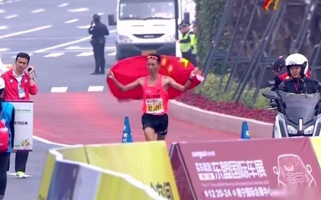 南马官方回应拽停选手:不是为合影 险摔倒要保护他
